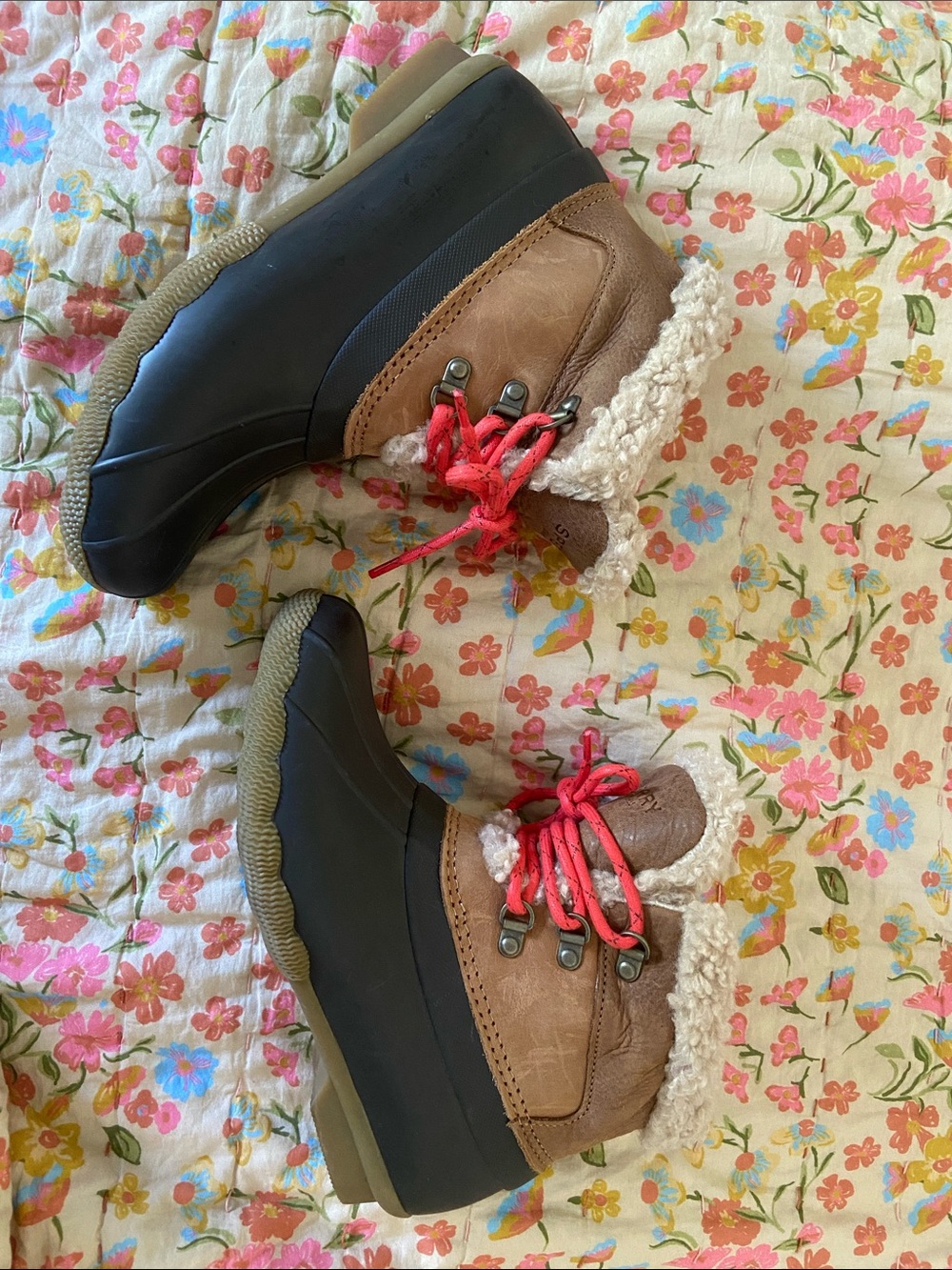 SPERRY Cozy Duck Boots Shearling-Trim with Red Laces NWOT 7.5